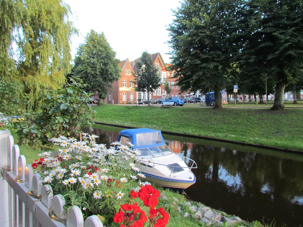 Apartments Im Froschhaus Mit Fruehstueckskuechen Friedrichstadt Extérieur photo